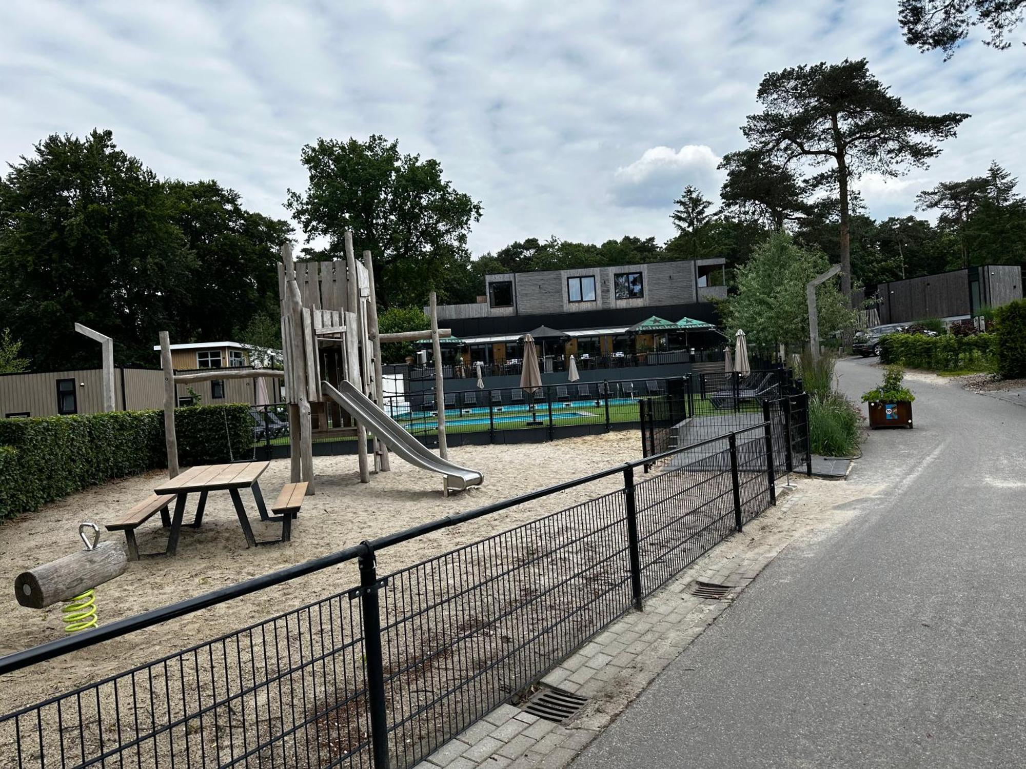 Dubbele Chalet Op Recreatiepark Topparken Op De Veluwe In Beekbergen Met Grote Vrije Tuin En Eigen Parkeerplaats Екстер'єр фото
